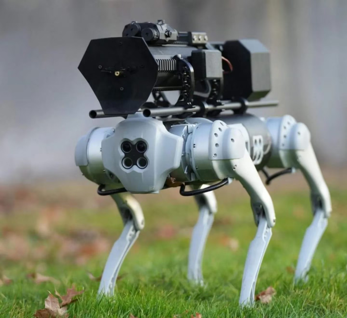 Se trata de un perro robot con un lanzallamas en la espalda. Foto: gentileza Throwflame.