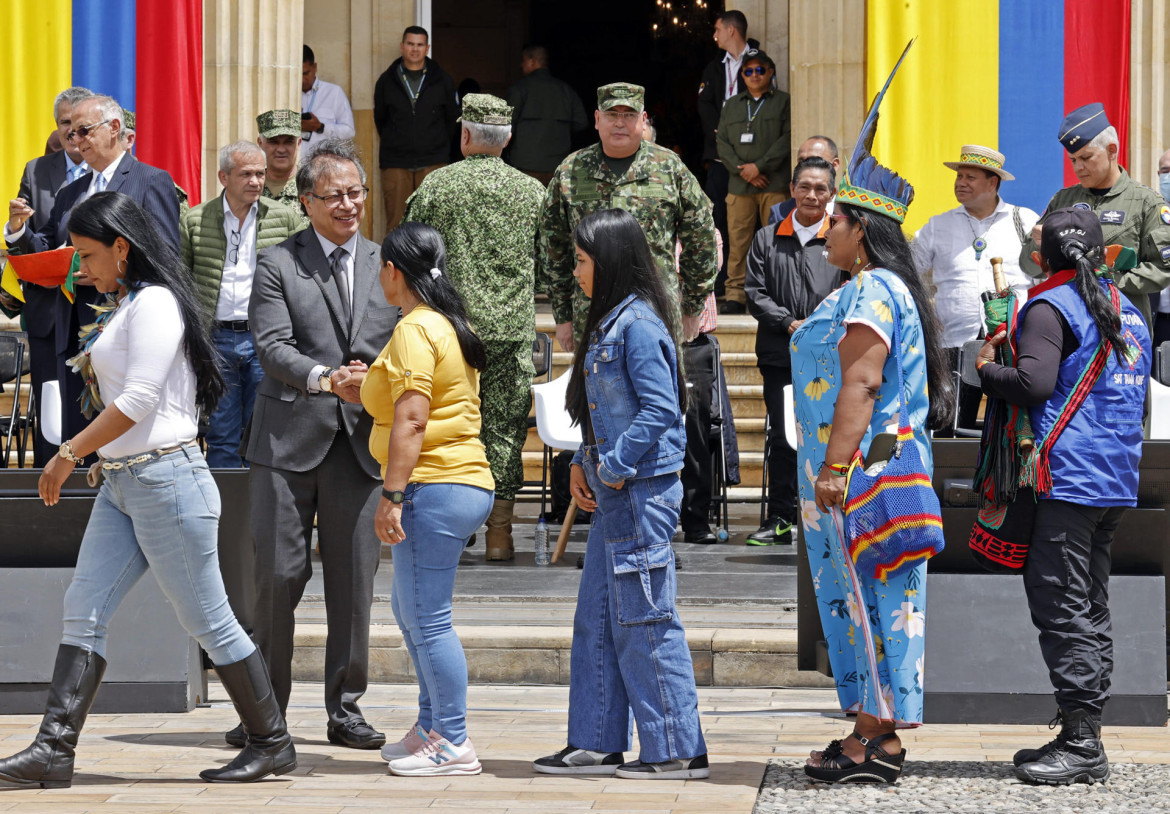 Gustavo Petro condecoró a las personas que ayudaron a rescatar a los 4 niños perdidos en la selva. Foto: EFE.