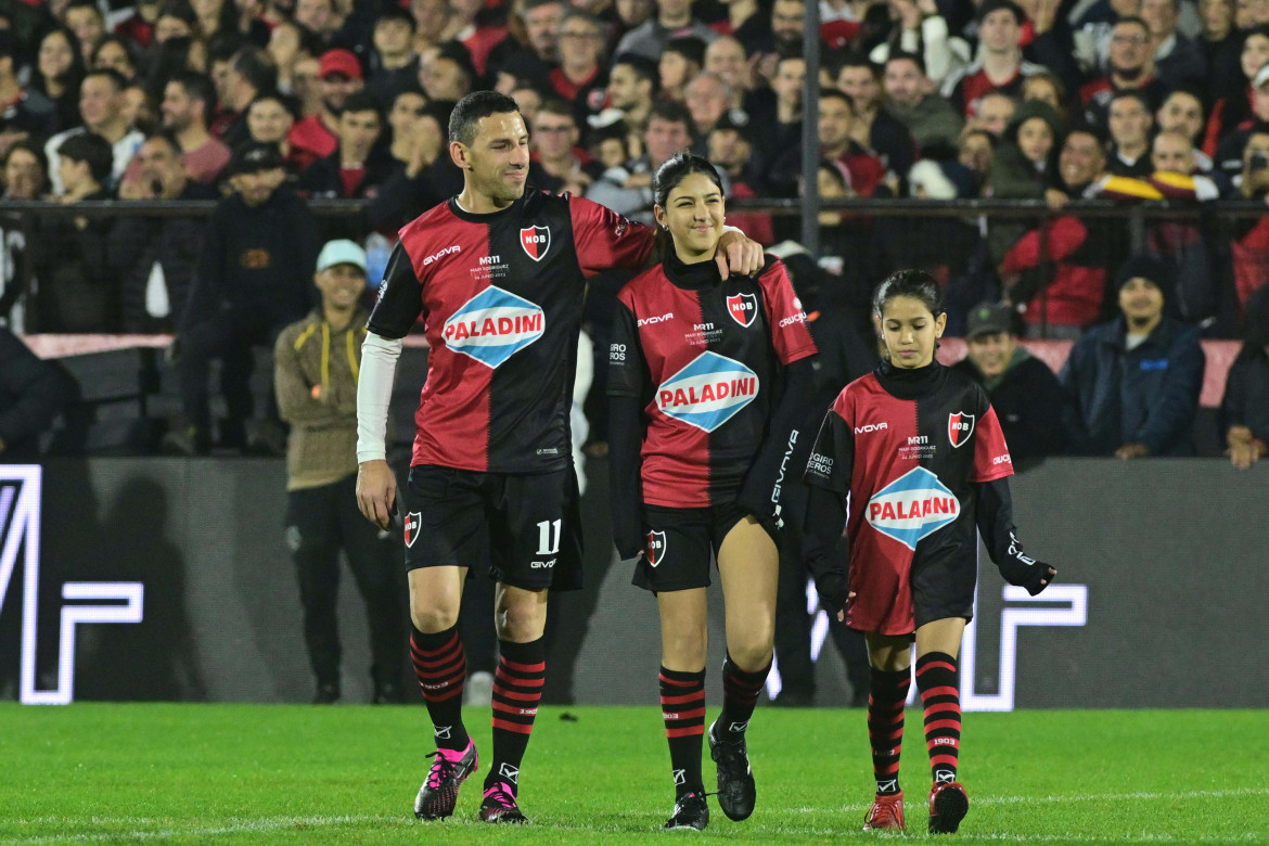 Maxi Rodríguez junto a sus dos hijas en su despedida. Foto: Télam.