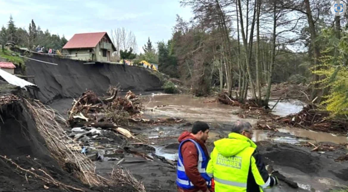 Vivienda arrastrada a un acantilado por el Río. Foto: Twitter