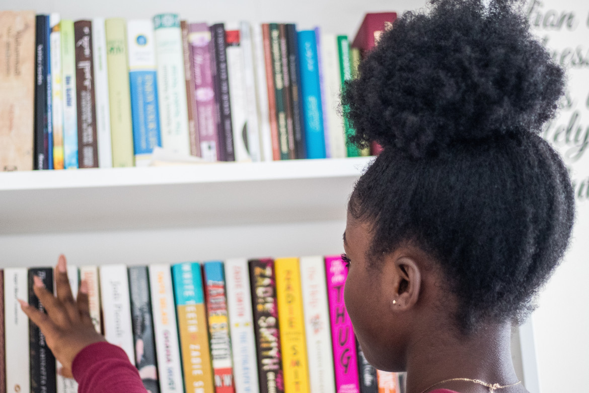 Niños leyendo, libros. Foto: Unsplash.