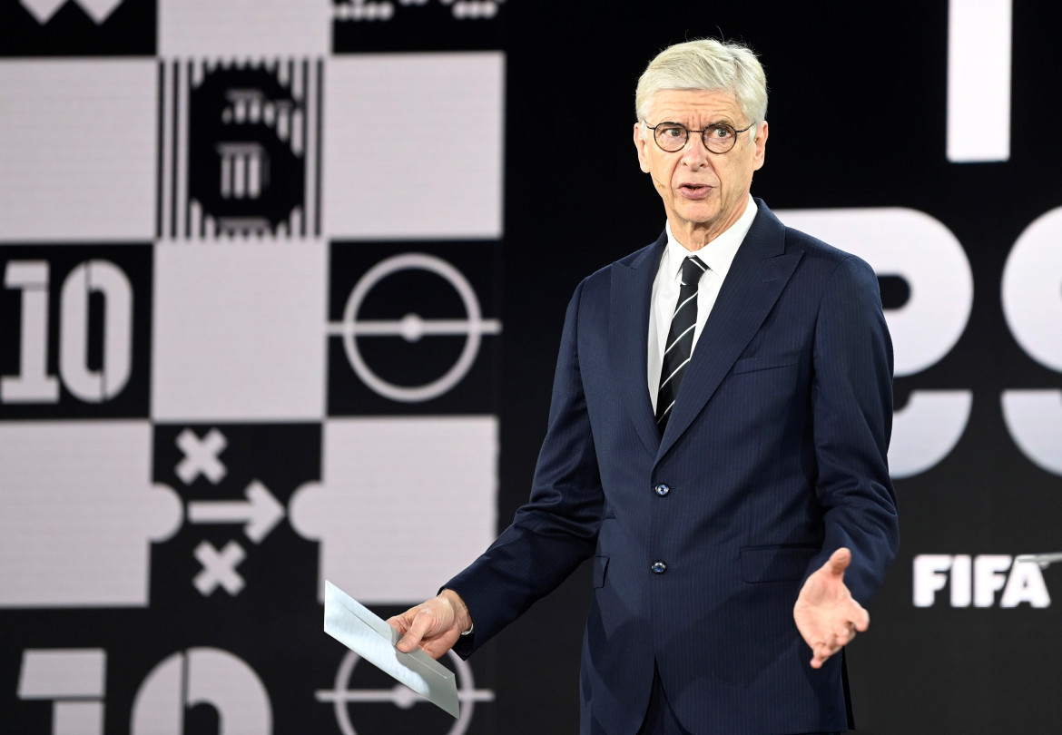 Arsene Wenger propuso una llamativa normativa para cobrar el offside. Foto: Reuters.