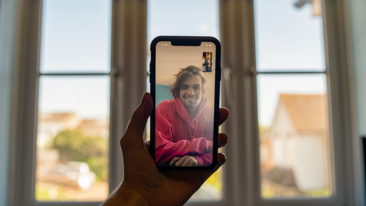 Videollamada en formato movil de WhatsApp. Foto: Unsplash