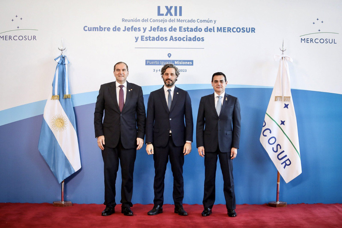 Santiago Cafiero junto a Julio César Arriola, canciller paraguayo. Foto: Twitter @mreparaguay.