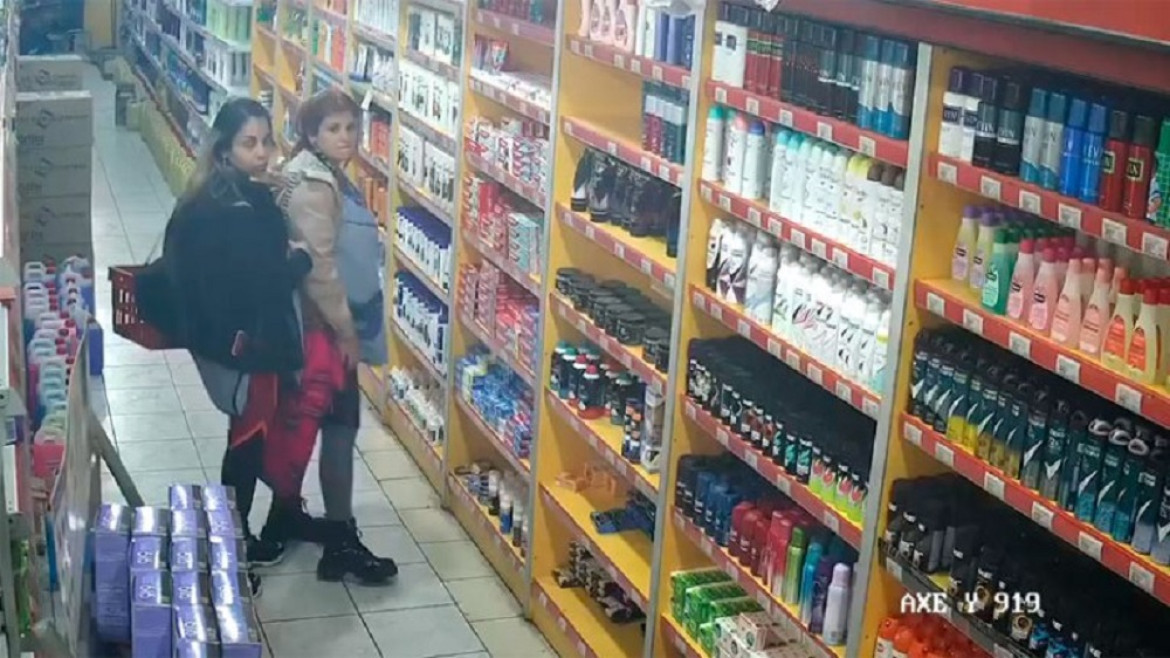 Maestras mecheras robaron un supermercado chino. Foto: captura cámara de seguridad.