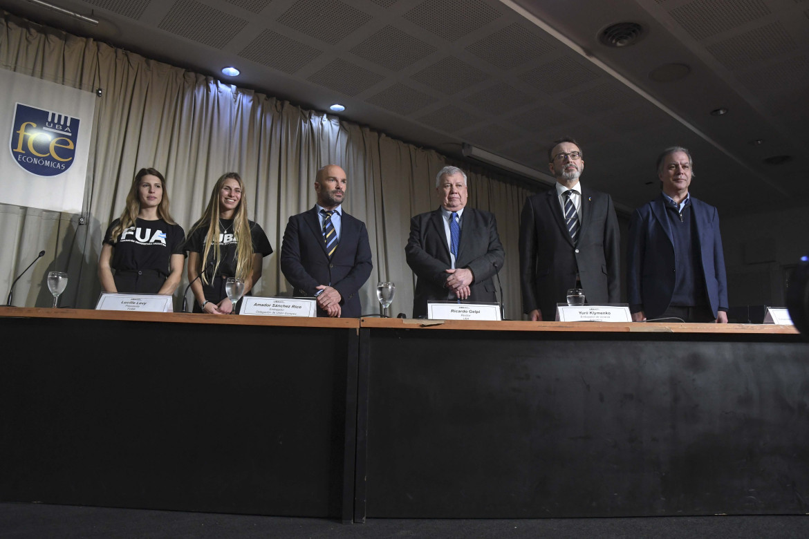 Zelenski dio una charla en FCE-UBA. Foto: Télam.