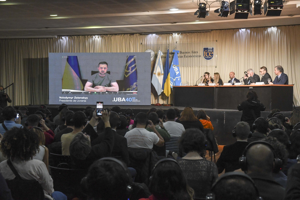 Zelenski dio una charla en FCE-UBA. Foto: Télam.