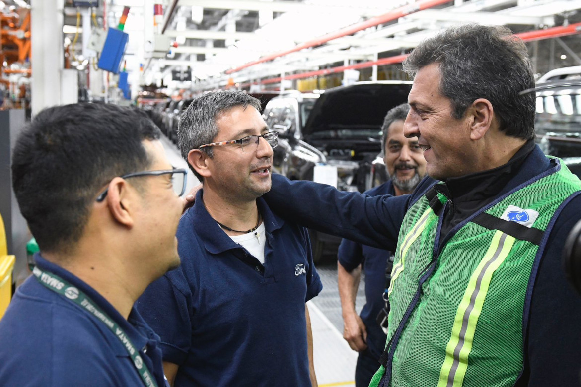 Sergio Massa con los trabajdores de la fábrica Ford. Foto: Prensa.