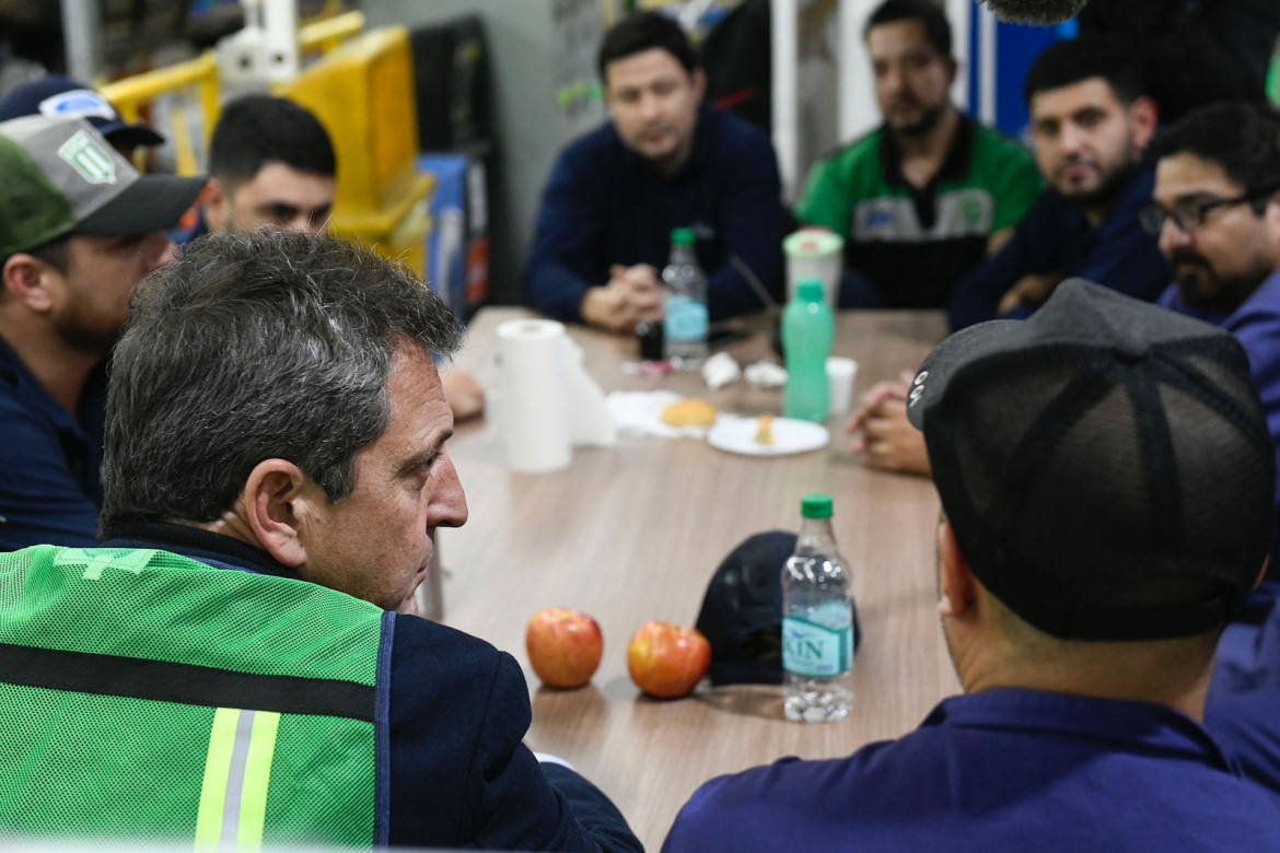 Sergio Massa con los trabajdores de la fábrica Ford. Foto: Prensa.