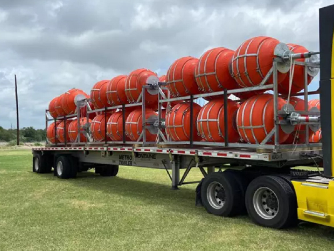 Boyas gigantes que se instalarán en el río Bravo. Foto: Departamento de seguridad de Texas