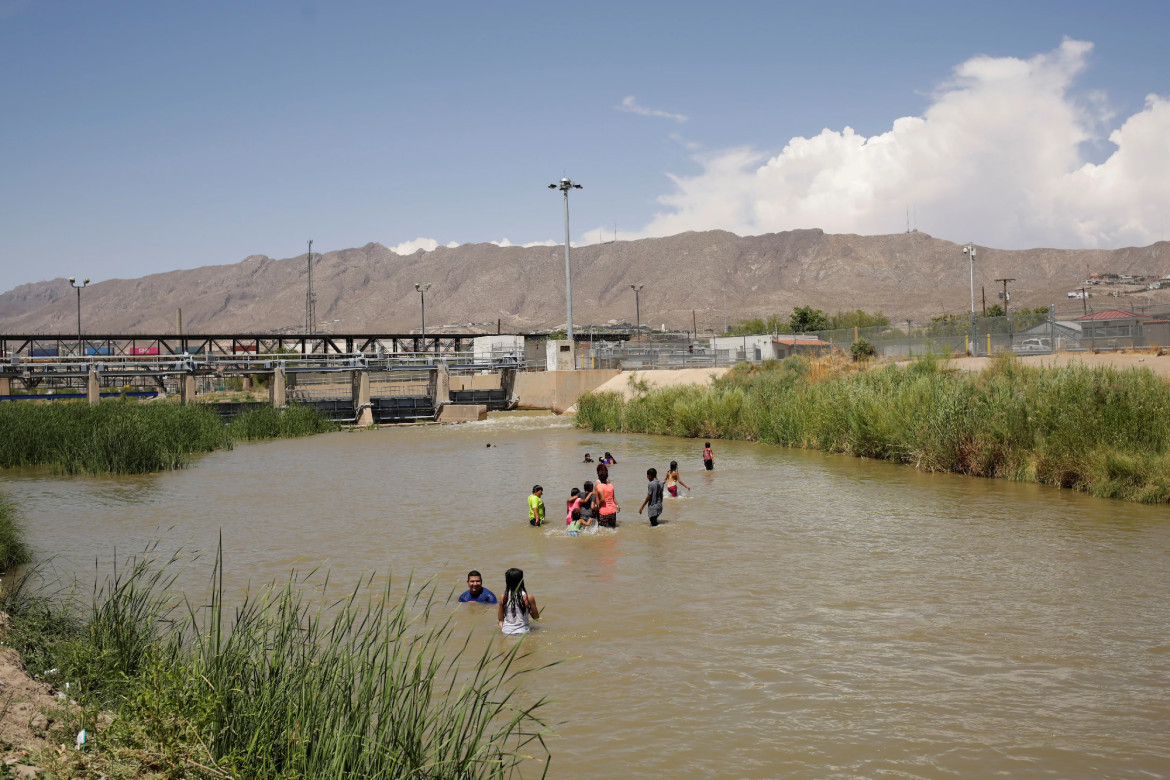 Migrantes intentando cruzar el río Bravo. Foto: Reuters