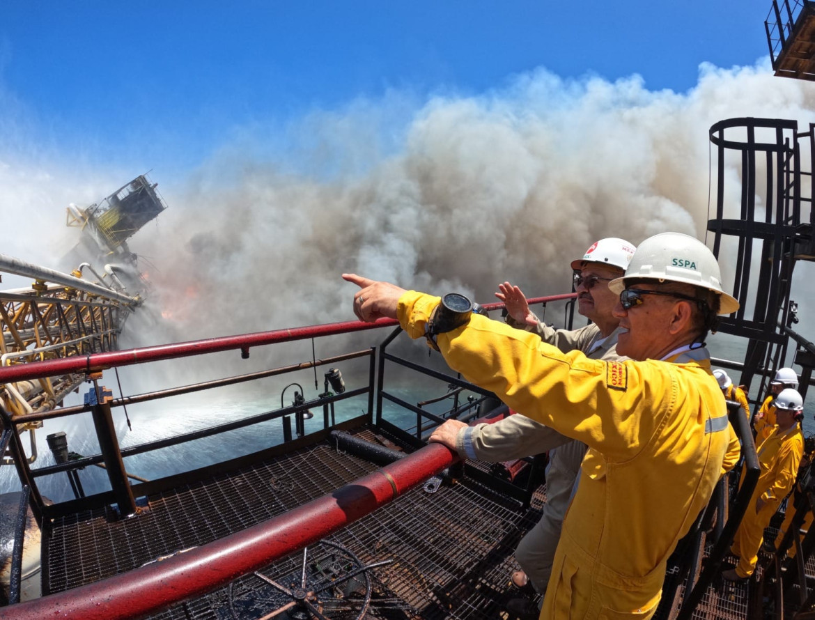 Incendio en la plataforma petrolera de Pemex. Foto: Twitter @Pemex.