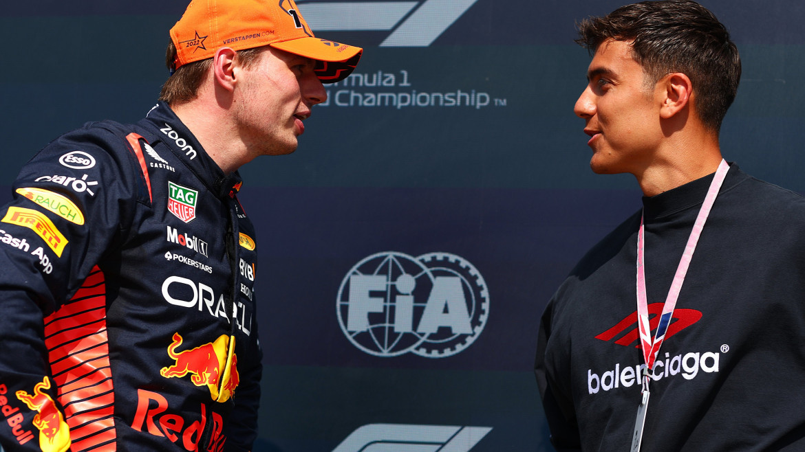 Max Verstappen junto a Paulo Dybala. Foto: NA