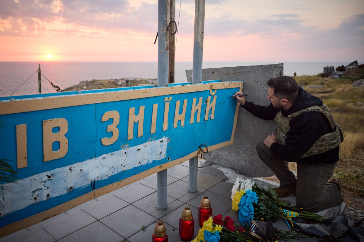 Volodímir Zelenski en su visita a la Isla de las Serpientes. Foto: Reuters.