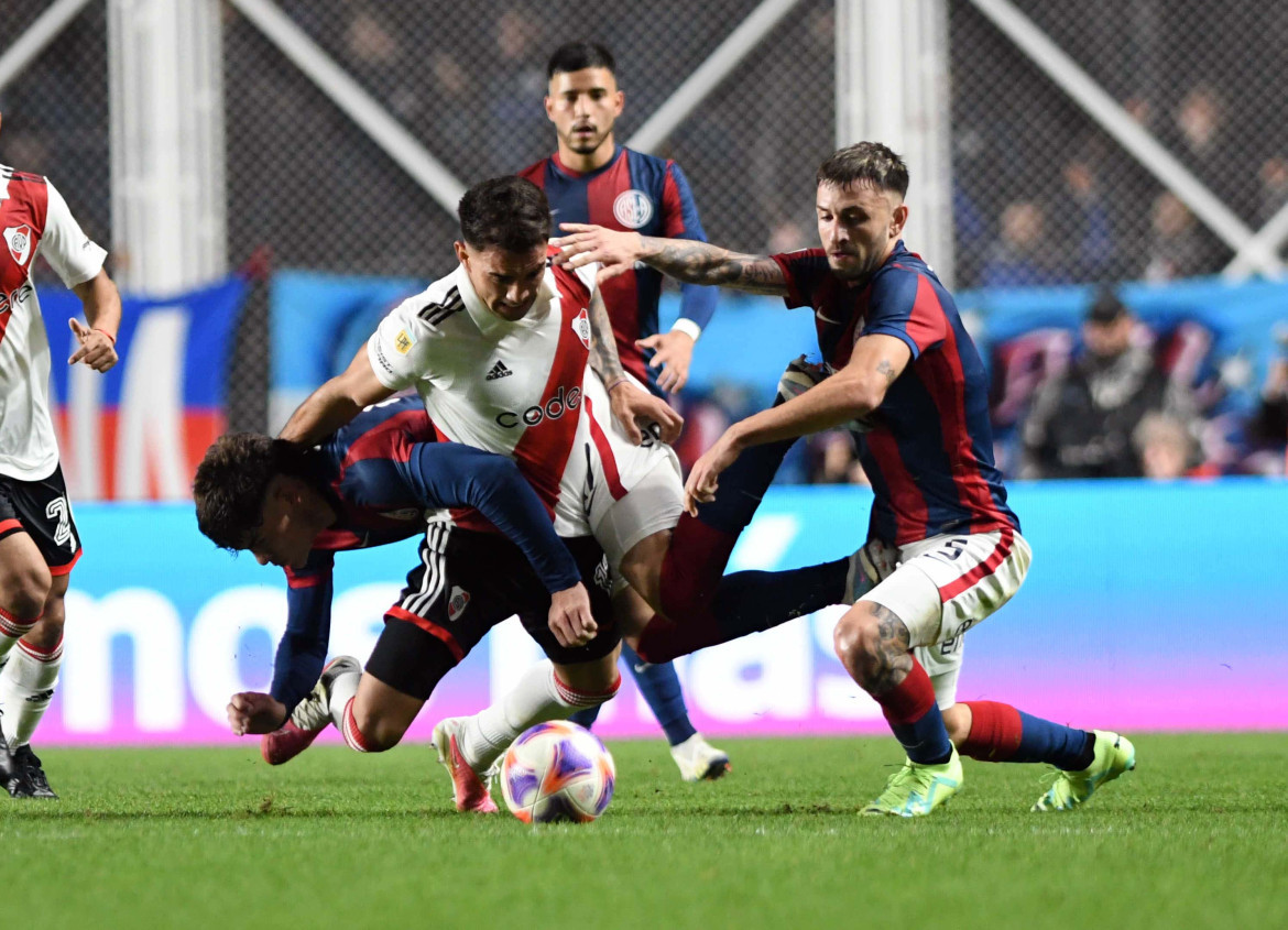 La fricción en el partido entre San Lorenzo y River Plate. Foto: Télam.