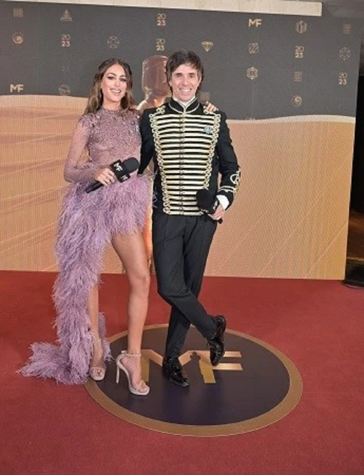 Agustina Casanova y Robertito Funes Ugarte, conductores de La Alfombra Roja. Foto: NA.