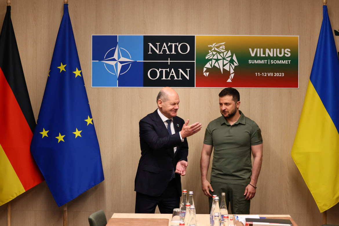 Volodimir Zelenski y Olaf Scholz en la Cumbre de la OTAN. Foto: Reuters.