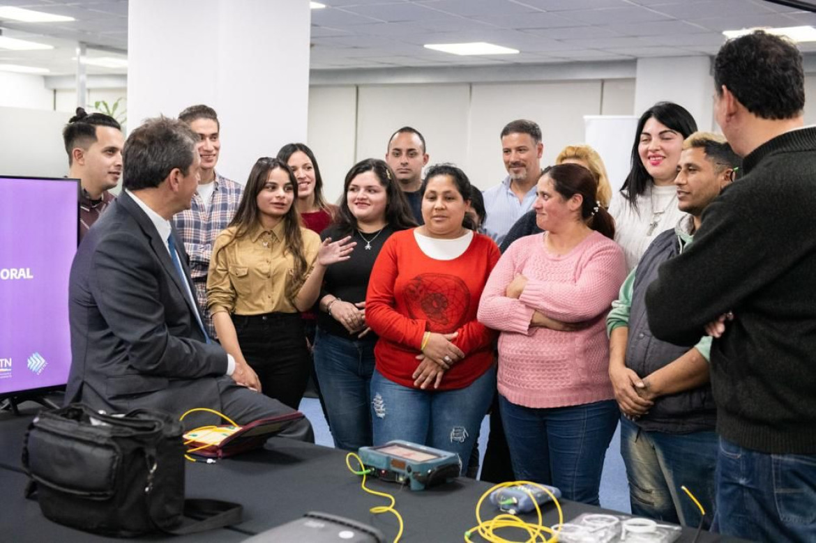 Massa se reunió con jóvenes del programa de reconversión laboral con capacitación tecnológica