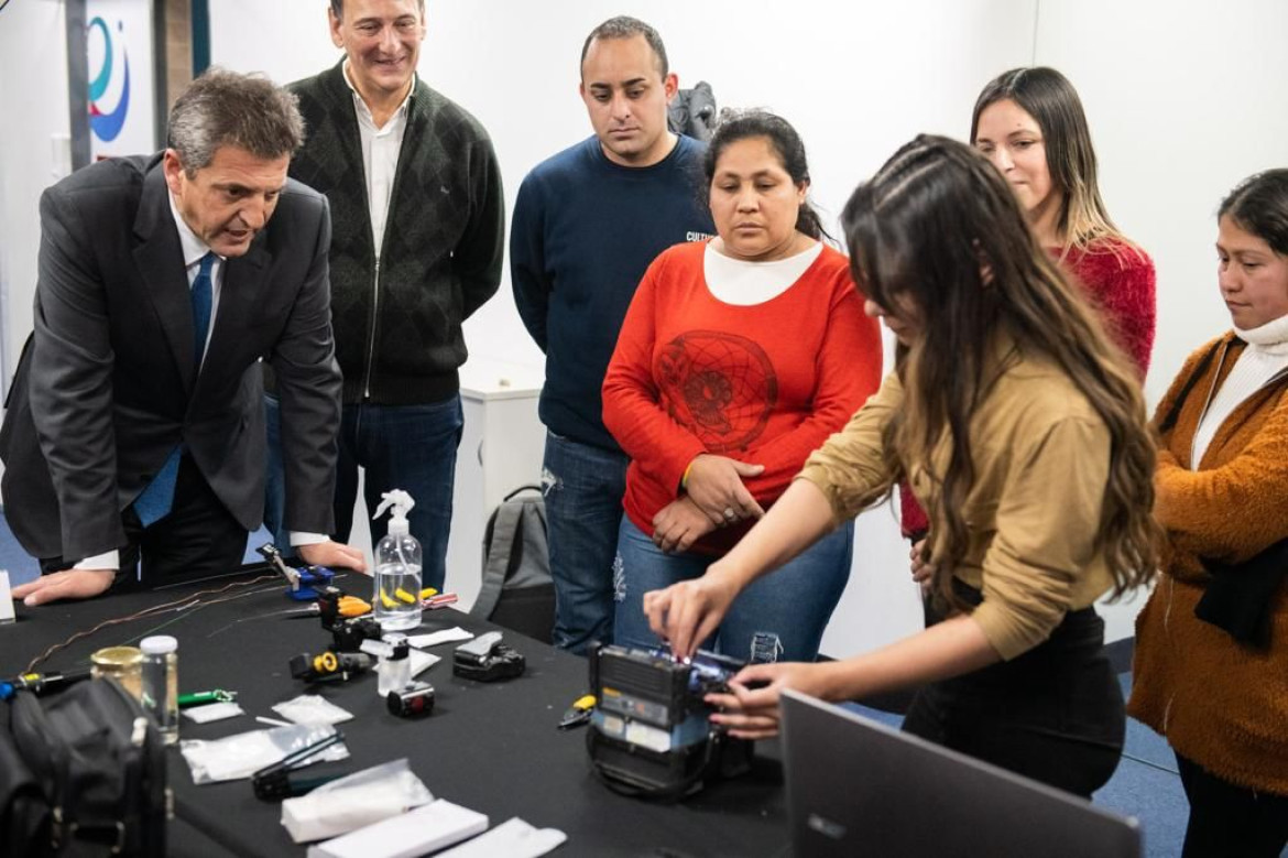 Massa se reunió con jóvenes del programa de reconversión laboral con capacitación tecnológica