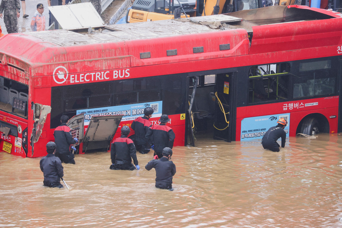 Trabajos de rescate en las inundaciones en Corea del Sur. Foto: Reuters.