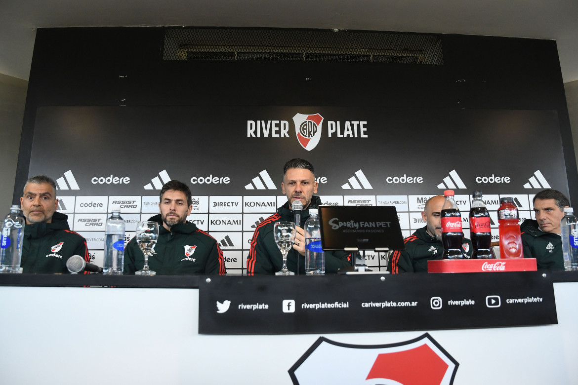 Martín Demichelis junto a su cuerpo técnico de River. Foto: Télam.