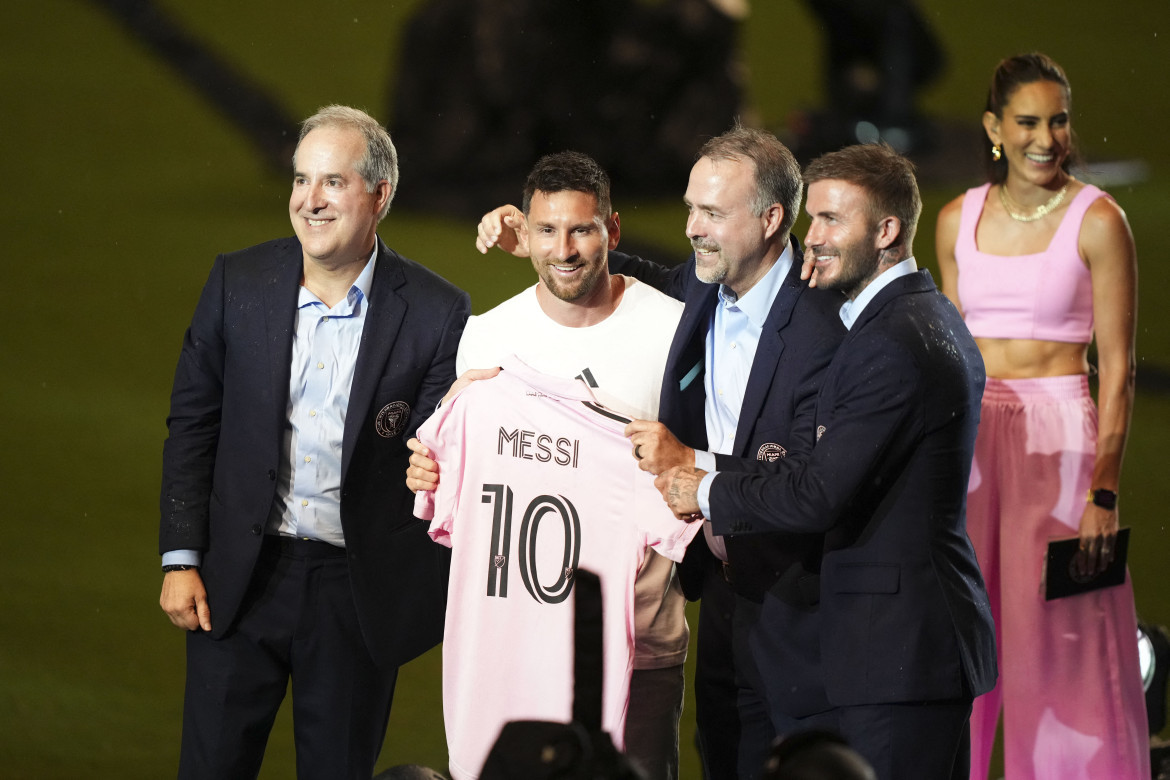 Lionel Messi junto a los directivos del Inter Miami en su presentación. Foto: Reuters.