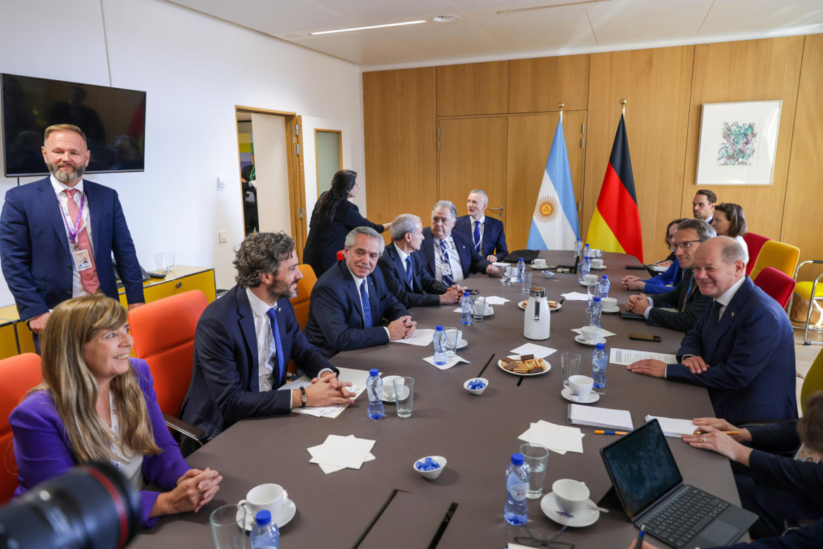 Alberto Fernández junto a la comitiva de Alemania en la cumbre UE-CELAC. Foto: EFE.