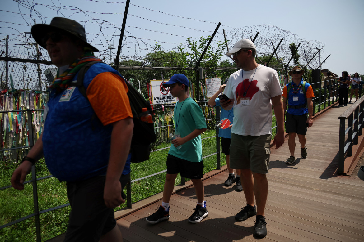 Turistas en la zona fronteriza entre Corea del Norte y Corea del Sur. Foto: Reuters.