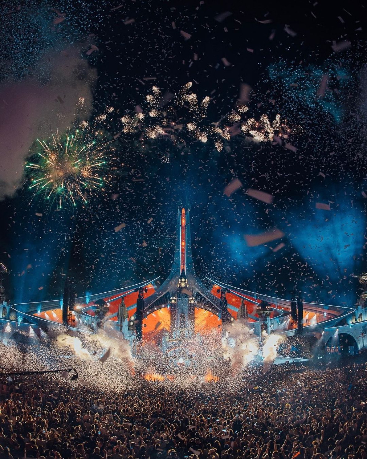 Luces y fuegos artificiales en tomorrowland -  Foto: @tomorrowland