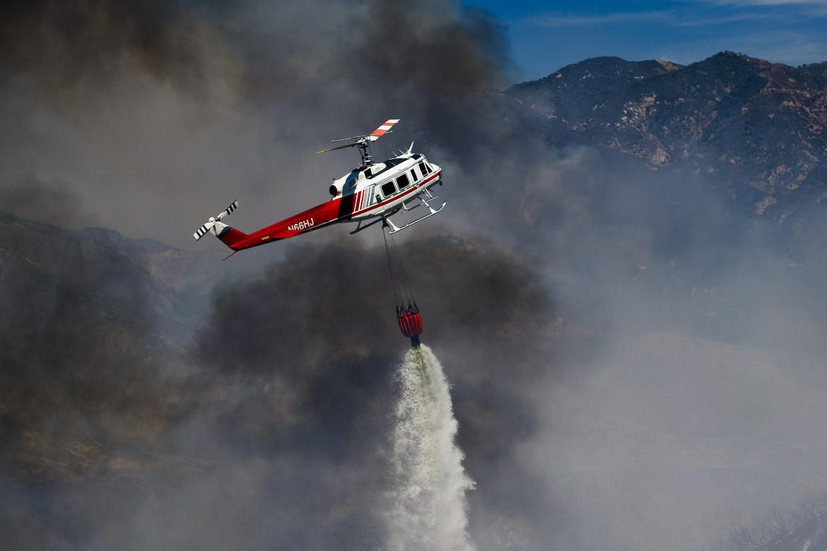 Helicópteros en los incendios de Canadá. Foto: EFE.