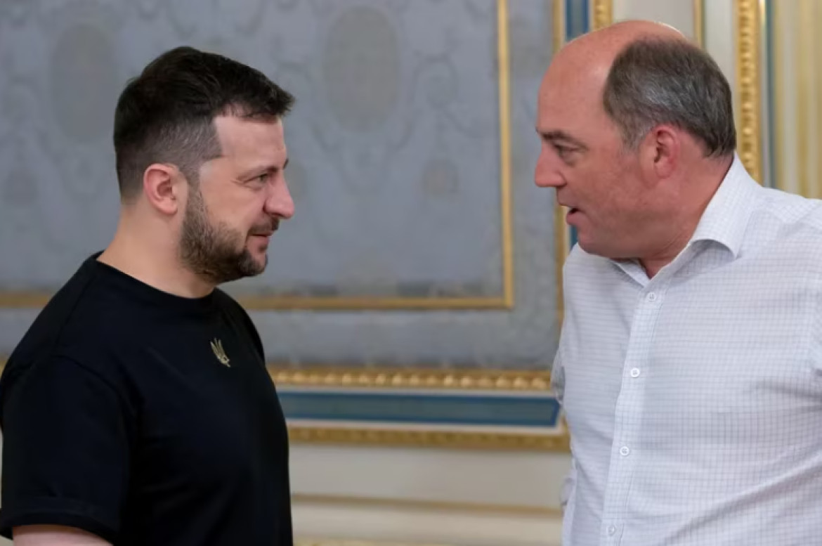 Volodimir Zelensky y Ben Wallace, secretario de Defensa británico. Foto: REUTERS.