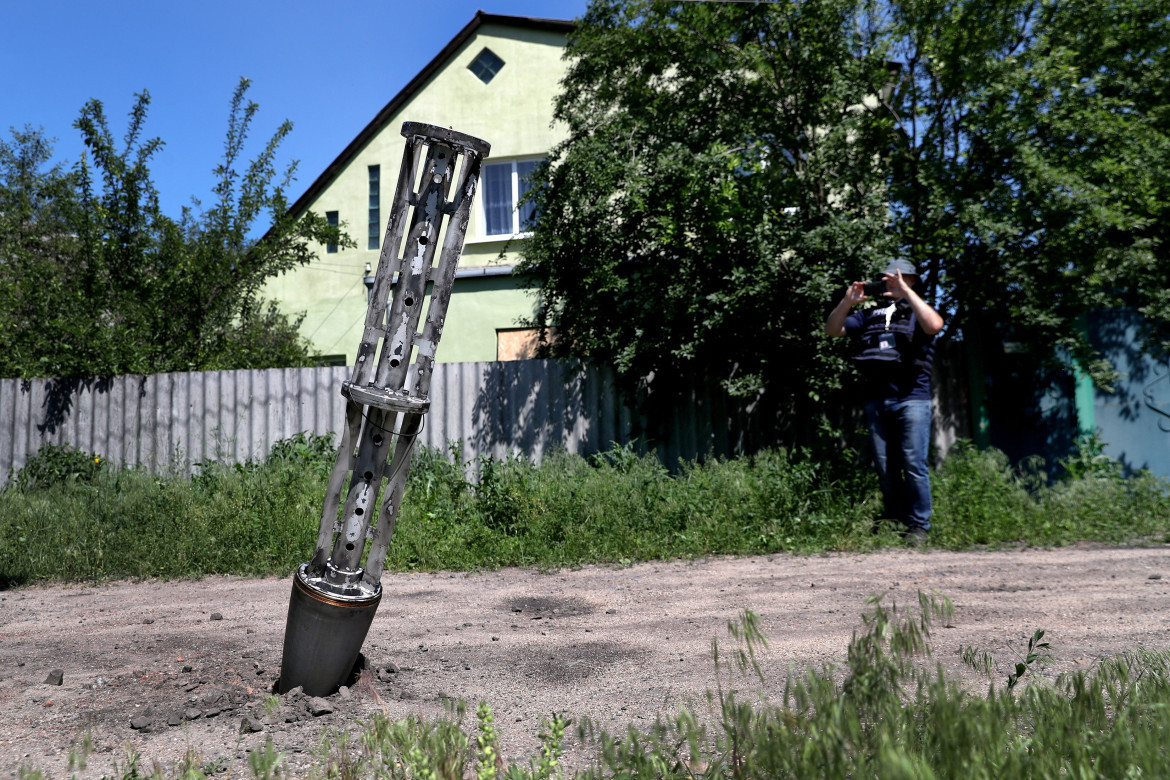 Contenedor de una bomba de racimo atascado en el suelo de Járkov. Foto: Reuters.