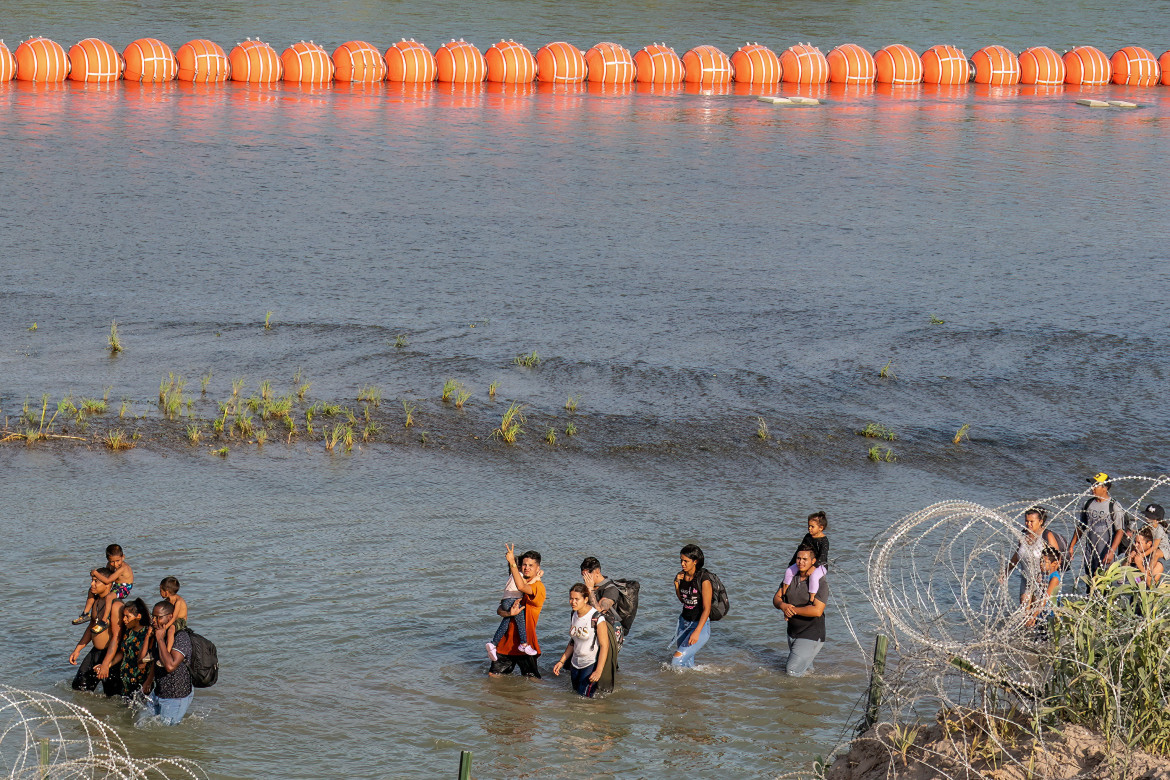 Barrera flotante en la frontera entre México y Estados Unidos. Foto: Telam.