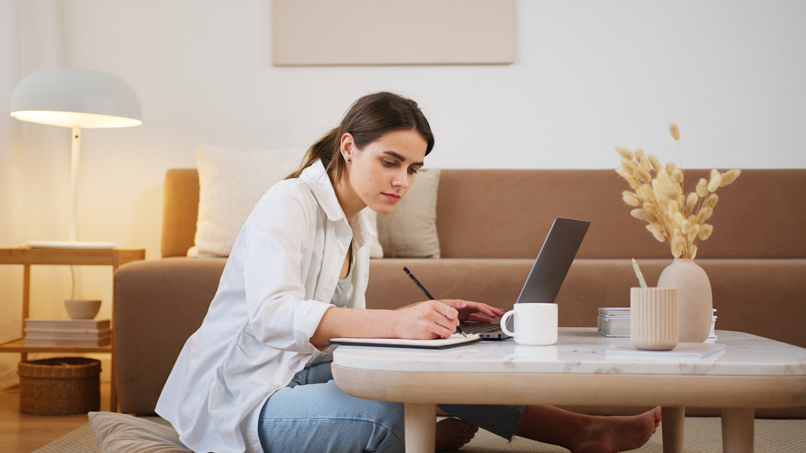 Sentarse en el piso durante el día es beneficioso para la salud. Foto: Pexels.