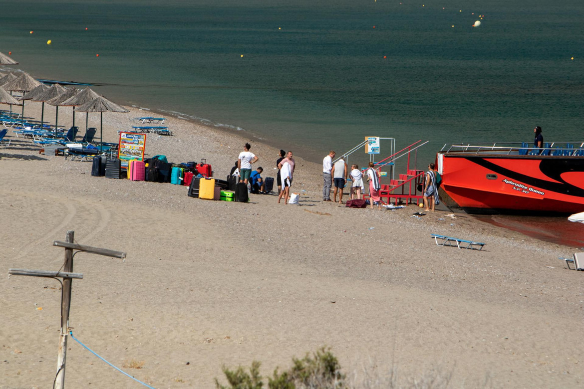 Miles de turistas son evacuados en Grecia por incendio forestal fuera de control. Foto: EFE.