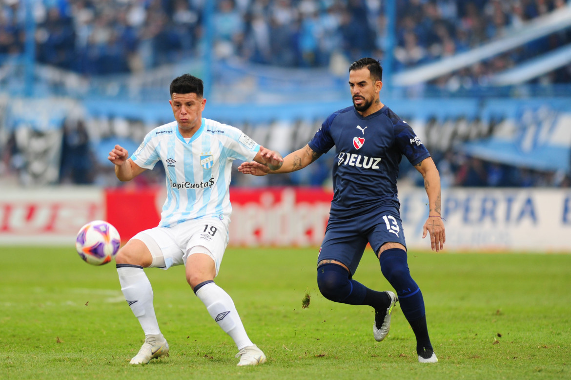 Marcelo Estigarribia, el goleador de Atlético Tucumán ante Independiente. Foto: Télam.