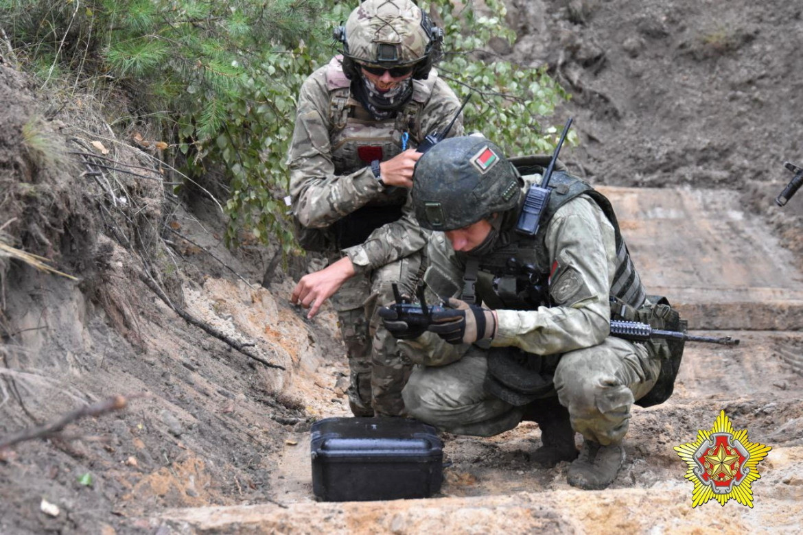 Mercenario Wagner y soldado bielorruso en entrenamiento conjunto. Foto: Reuters.