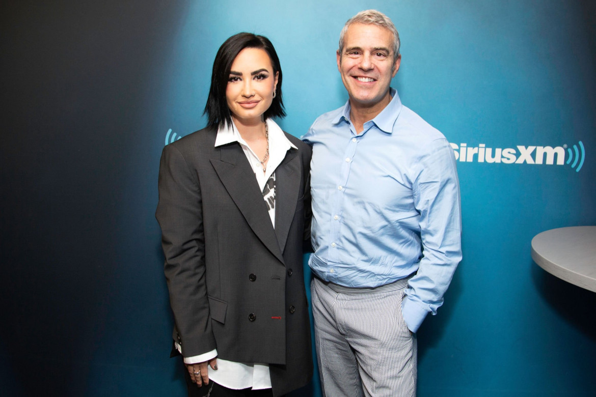 Demi Lovato y Andy Cohen. Foto: Twitter @demilovatobr