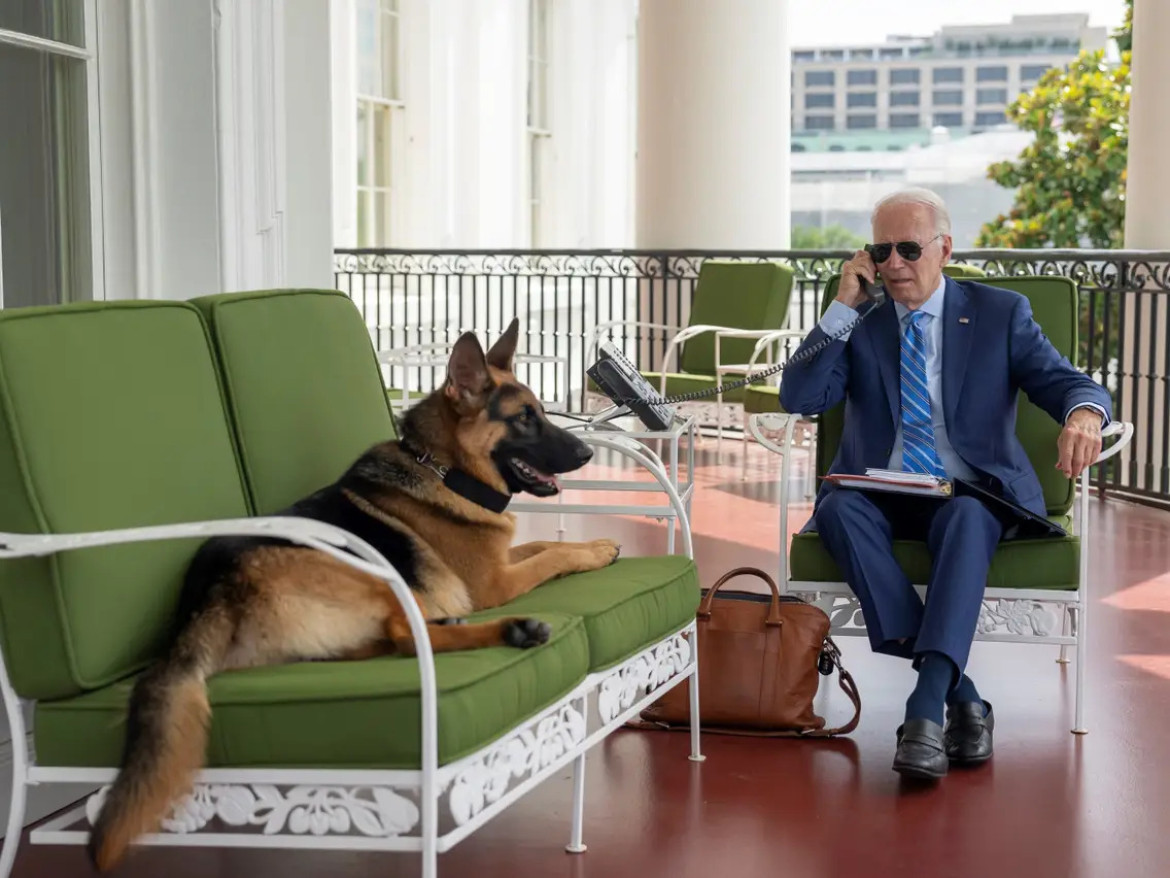 Joe Biden con su perro Commander.