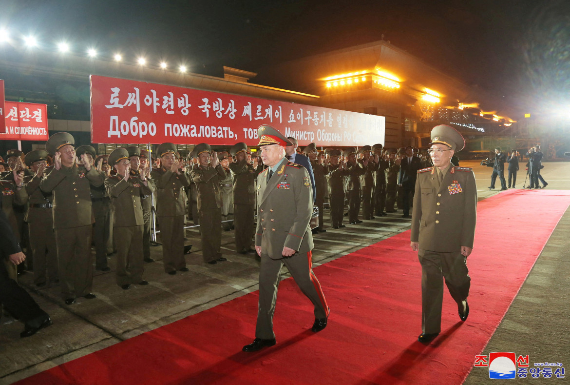 Shoigú, ministro de Defensa ruso y su homólogo norcoreano, Kang Sun-nam. Foto: Reuters.