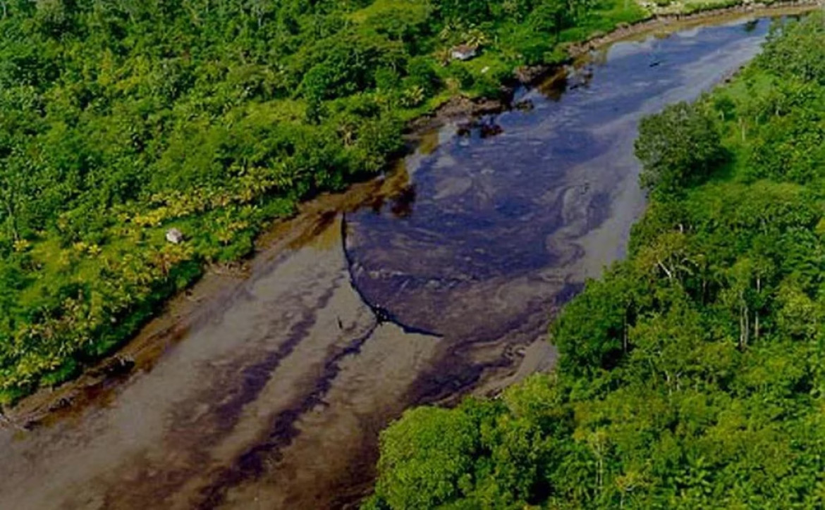 Vista aérea del río colombiano Gibraltar contaminado con petróleo. Foto: archivo Reuters