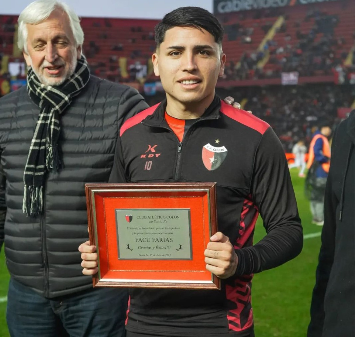 Facundo Farías fue homenajeado antes de partir hacia el Inter Miami de Lionel Messi. Foto: Instagram @colonoficial.