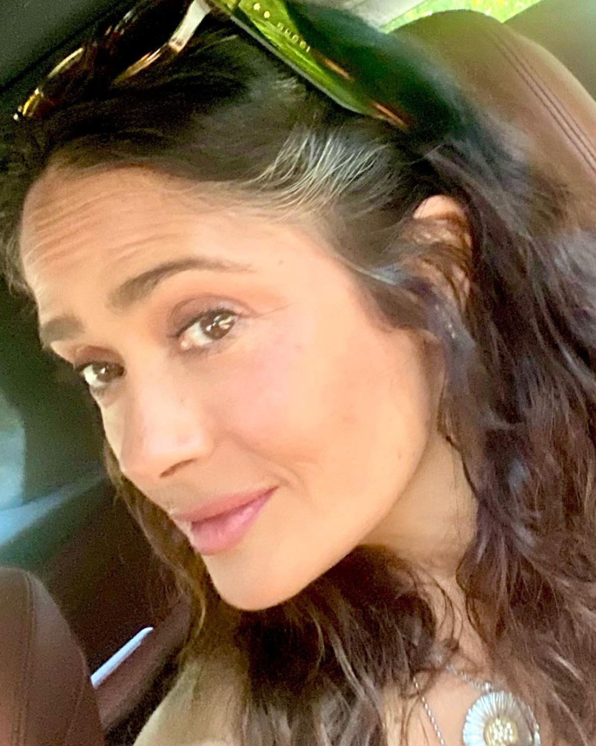 Salma Hayek no oculta sus canas. Foto: Instagram.