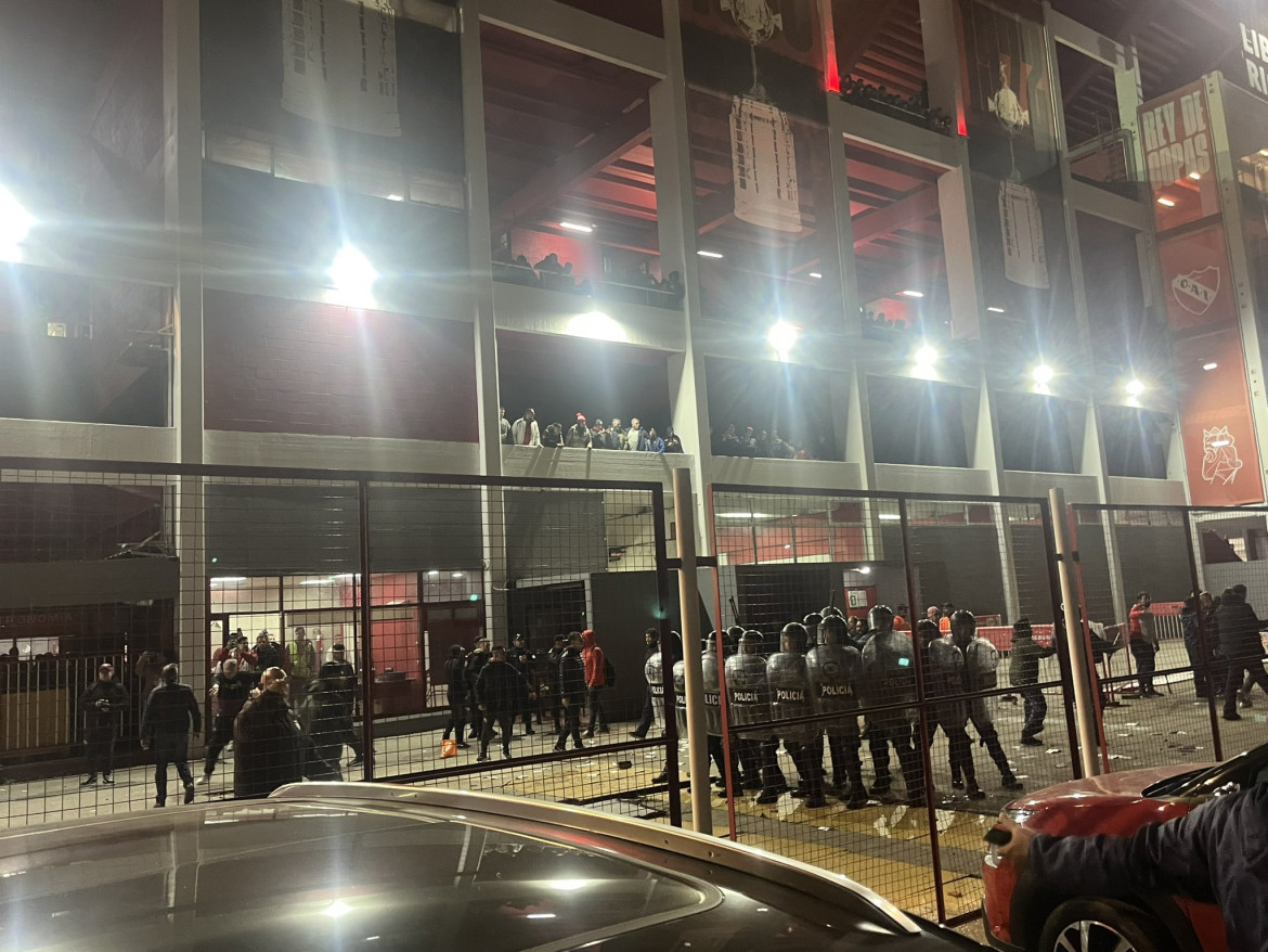 Los incidentes después de la derrota de Independiente ante Boca Juniors. Foto: Twitter @santiagomattano.