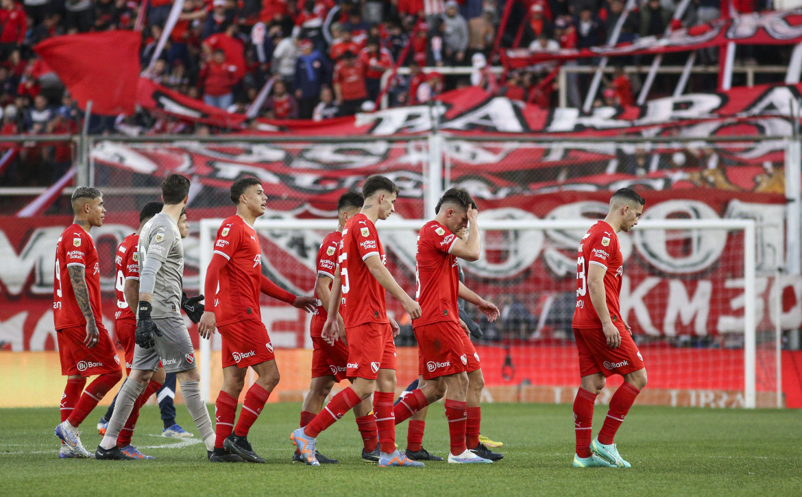 Independiente se retiró bajo una lluvia de silbidos del estadio Libertadores de América. Foto: NA.