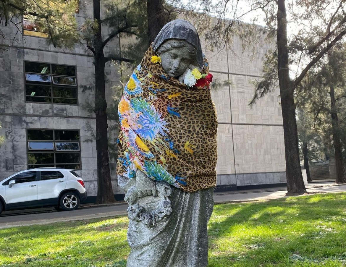 La virgen que fotografió Sofía Gala en el cementerio de Chacarita. Foto: Instagram @socastiglione.