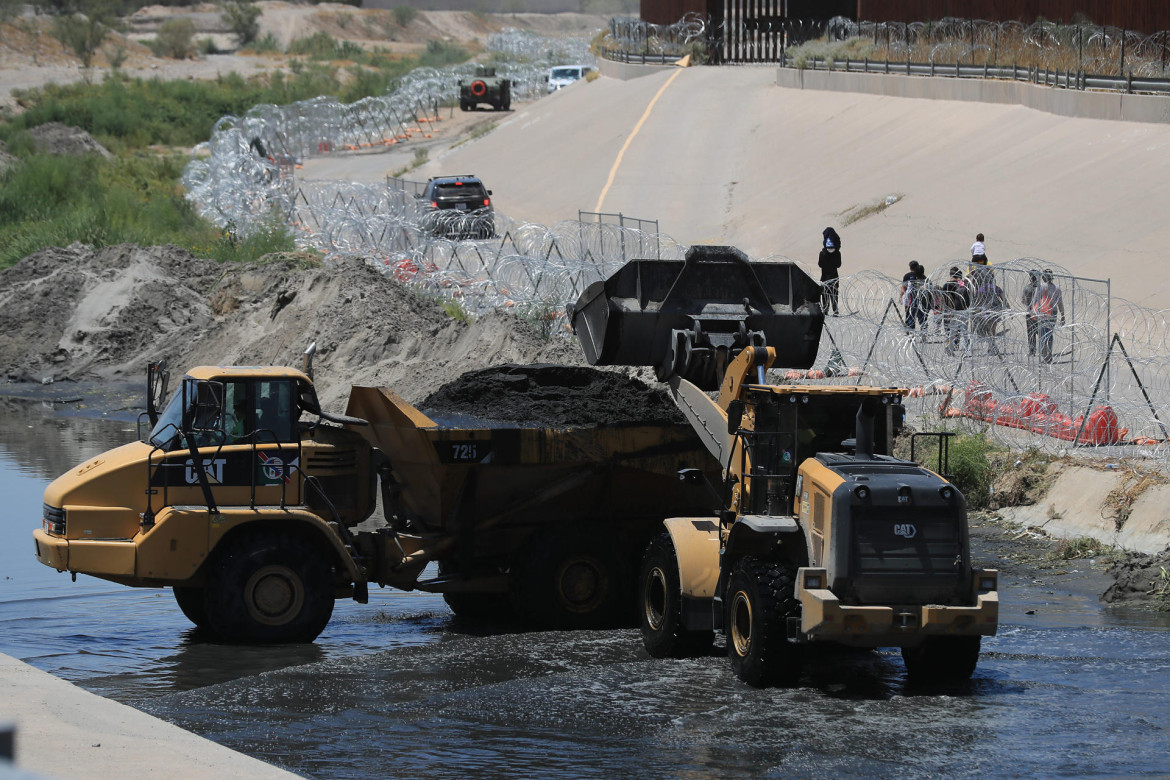 Limpian el río. Foto: EFE.