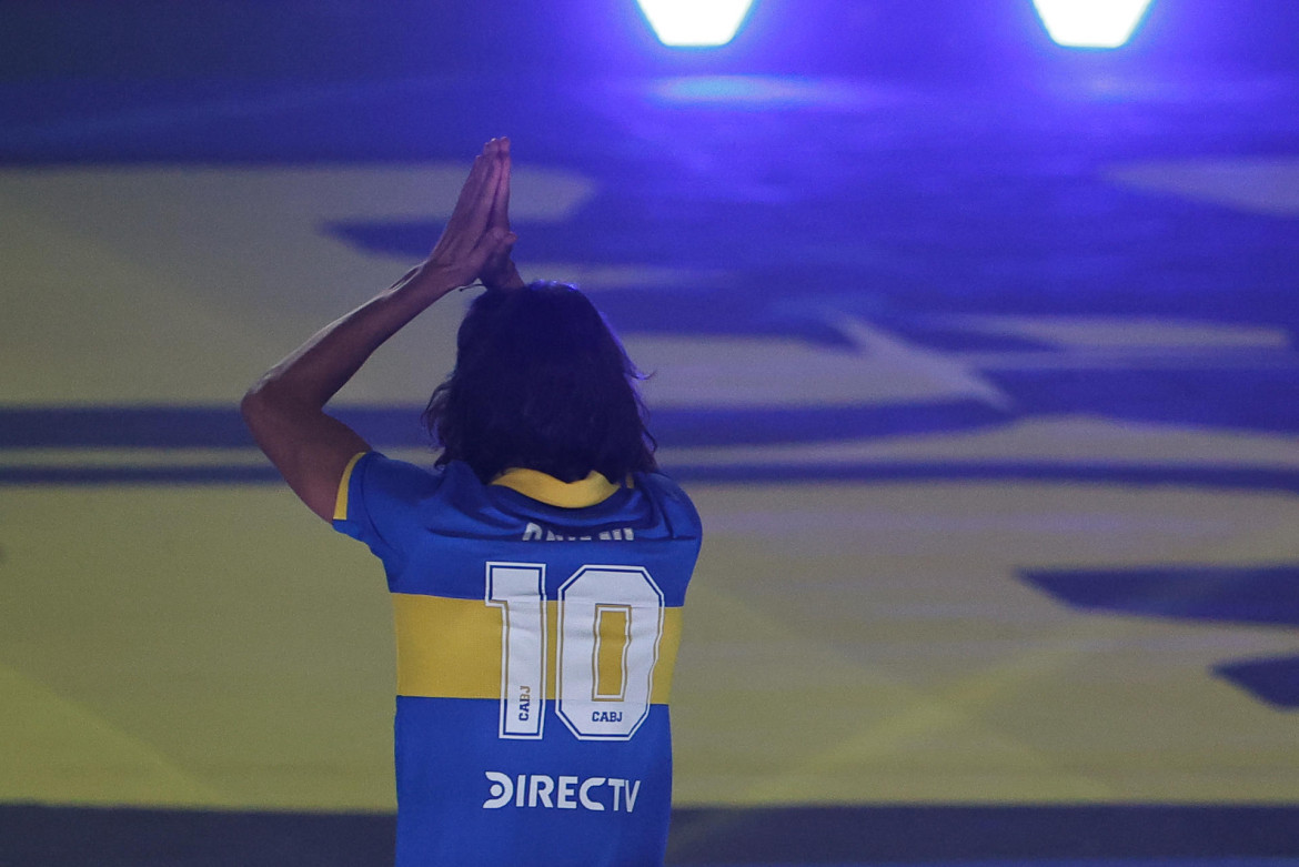 Edinson Cavani posó con la 10 de Boca. Foto: EFE.