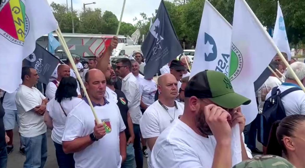 Manifestación de Policías sante el Papa en Lisboa. Foto: captura de video Reuters.