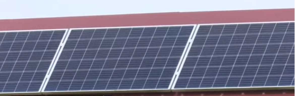 La institución cuenta con 18 paneles solares y cuatro baterías de reserva. Foto: Captura.